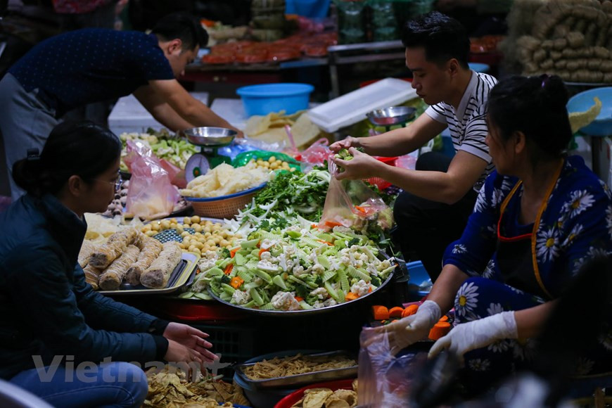 Depuis 6 heures du matin, le marché de Hang Be est plein de vendeurs et d'acheteurs. Photo: Minh Son/Vietnam+