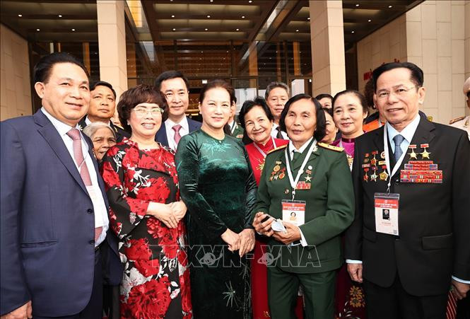 La présidente de l'AN Nguyen Thi Kim Ngan et les délégués.