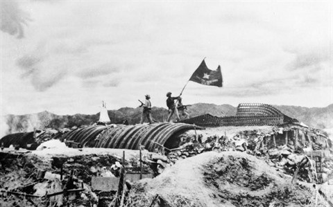Troupes du Viêt-minh plantant leur drapeau sur le QG du général français de Castries, commandant du camp retranché de Diên Biên Phu.