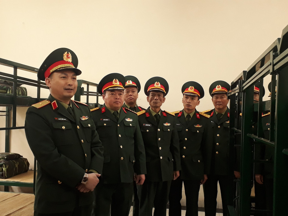 Le général Nguyen Quoc Duyet examine les préparatifs au régiment 59 de la division d'infanterie 301, dans le district de Chuong My, à Hanoï. 