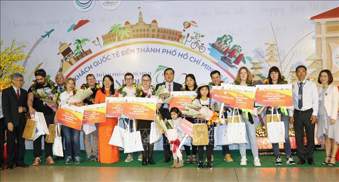 Les premiers touristes étrangers reçoit des cadeaux du secteur touristique de Ho Chi Minh-Ville.