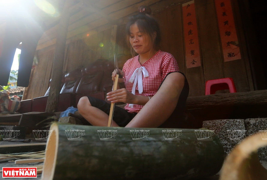 Découpage des tiges de bambou. 