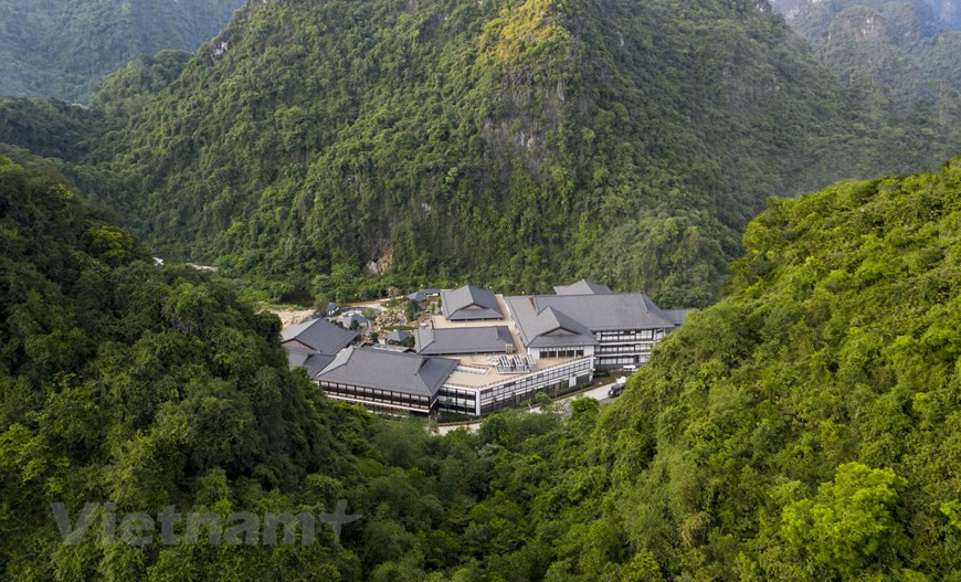 Un onsen, qui signifie littéralement source chaude, est un bain thermal japonais (chaud). Au Japon, le rituel du bain tient une place de choix, que ce soit dans un onsen (source thermale) ou au sentô (bains publics). Se baigner dans les sources thermales serait un rituel vieux de plusieurs siècles et daterait du 7ème siècle ! Certains écrits estimeraient même que la civilisation japonaise se serait construite autour des onsen : en effet, ils supposent que les premiers habitants auraient trouvé judicieux de s'installer à côté de ces sources qui attiraient immanquablement le gibier qui y trouvaient une eau idéale pour soigner leurs plaies. Il existe différents types de onsen: publics, privés, en ryokan (auberge traditionnelle) en intérieur, en plein air. Photo: Vietnam+