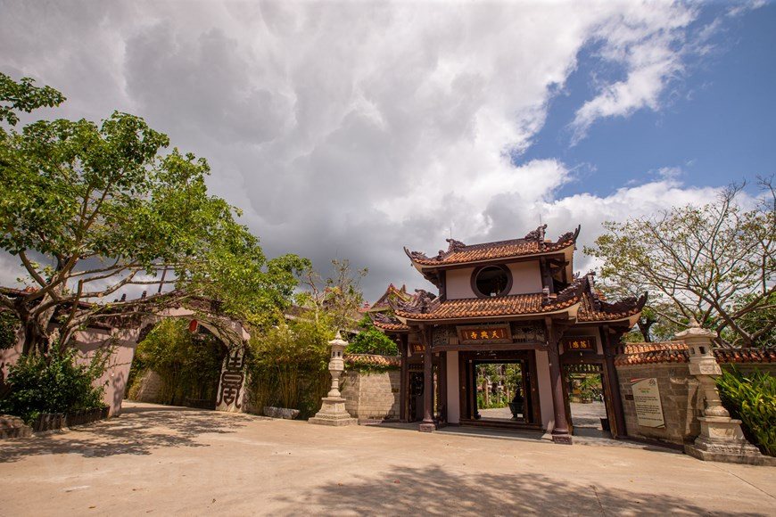 En pénétrant profondément à l'intérieur, les visiteurs seront submergés par sa beauté fascinante.