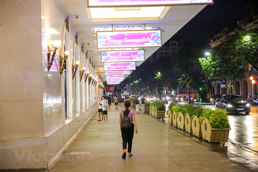 Les autorités municipales ont conseillé aux habitants de la ville de Hanoï de limiter l’accès aux lieux publics ou les rassemblements, de porter obligatoirement un masque à leur sortie, de garder une distance de deux mètres, de se laver régulièrement les mains au savon ou avec du gel désinfectant. Pour prévenir et contrôler le Covid-19 dans une "nouvelle normalité", le ministère de la Santé a appelé la population à suivre le message 5K : Khâu trang (Masque), Khu khuân (Désinfection), Khoang cach (Distance), Không tu tâp (Sans rassemblement) et Khai bao y tê (Déclaration médicale) pour vivre en toute sécurité avec l'épidémie. Photo: Vietnam+