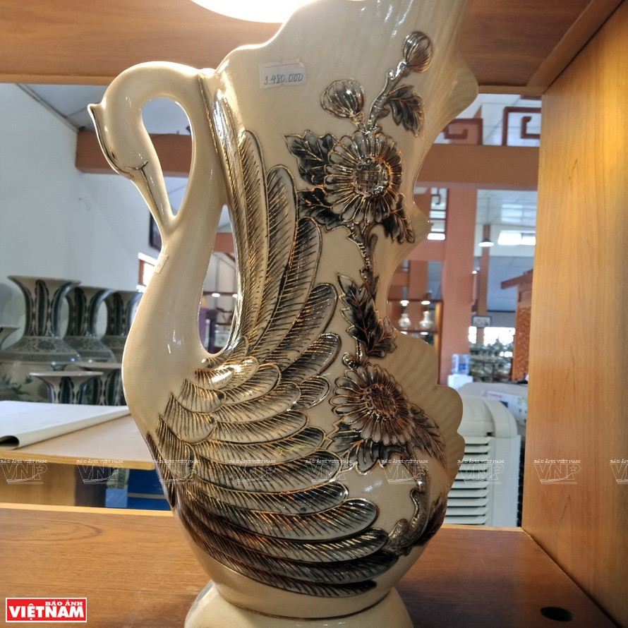 Une vase à fleurs en céramique de Chu Dau.