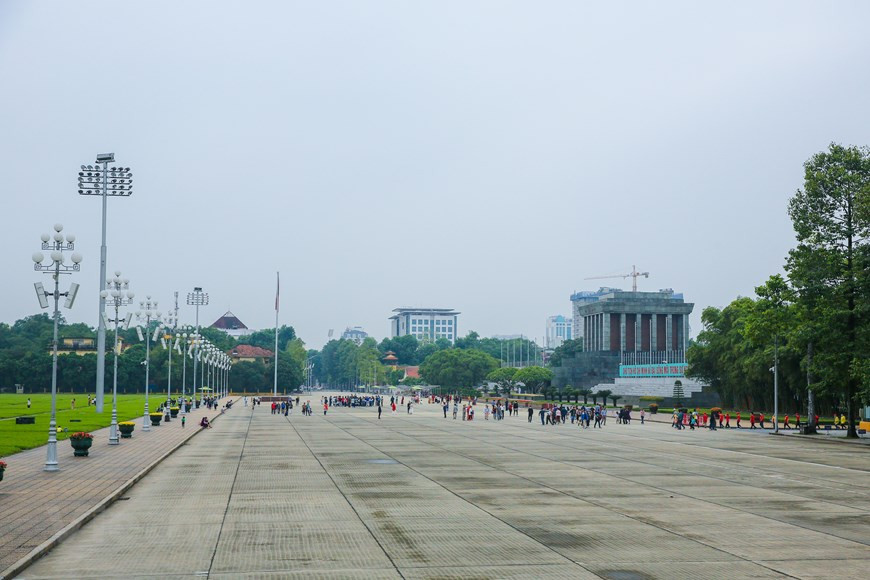Située juste en face du Mausolée de Hô Chi Minh sur l’avenue Hùng Vuong, la place de Ba Dinh est la plus grande de Hanoï et du Vietnam. Elle est aussi et surtout un lieu symbolique de l’Histoire nationale. C’est ici en effet que le 2 septembre 1945, le Président Hô Chi Minh a proclamé la Déclaration d’indépendance donnant ainsi naissance à la République démocratique du Vietnam, l’actuelle République socialiste du Vietnam. Sur cette place se trouvaient les bâtiments et villas les plus importantes de la ville. Longue de 320 mètres et large de 100 mètres, la place de Ba Dình accueille chaque jour des milliers de touristes mais aussi des habitants de la capitale. Photo: Vietnam+