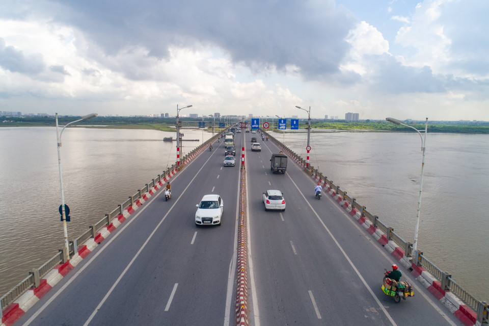 Mis en chantier le 3 février 2005 dans les deux arrondissements de Long Bien et Hai Ba Trung, le pont Vinh Tuy a été ouvert à la circulation le 26 septembre. Le tablier du pont Vinh Tuy a une longueur de 3,7 km, desservi par 2 voies d'accès de 6 km et un échangeur de 400m sur la Nationale No. 5. De conception et fabrication entièrement vietnamiennes, le pont Vinh Tuy marque un progrès du secteur des ponts et chaussées du Vietnam. Le gouvernement fera de son mieux afin que les ouvrages de construction à Hanoi apporteront des avantages à la population et que la capitale se développe de façon durable. Photo: Vietnam+