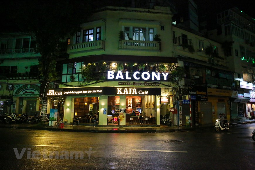 Les unités concernées doivent mobiliser les forces matérielles et humaines pour se préparer à toute possibilité de flambée des cas de COVID-19. La capitale compte actuellement 11 cas d'infection locale du COVID-19. Le dernier cas a été confirmé le 17 août. Le Vietnam n'a enregistré aucun nouveau cas de COVID-19 au cours des 12 dernières heures, maintenant le décompte national étant de 1 007 le matin du 21 août, selon le Comité de direction national pour la prévention et le contrôle du COVID-19. Sur le total des cas, 666 sont des cas transmis localement, avec 525 cas confirmés à partir du 25 juillet. Photo: Vietnam+
