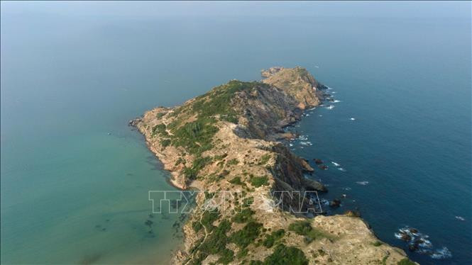 Les falaises font saillies vers la mer. 