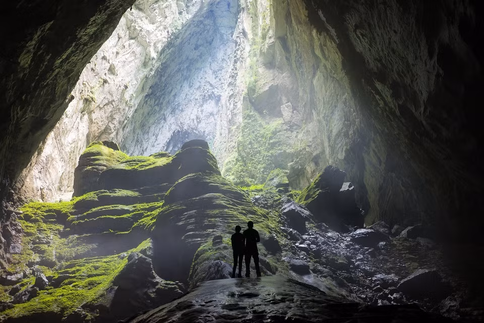 Le parc national de Phong Nha - Ke Bang, district de Bo Trach, province de Quang Binh est classé 6e. C'est l'une des plus grandes réserves naturelles du Vietnam, avec de majestueuses montagnes calcaires et 392 grottes, dont la plus grande du monde : Son Doong. Ce parc national a été reconnu par l'UNESCO comme patrimoine naturel mondial. Photo: Vietnam Stock Images / Shutterstock.
