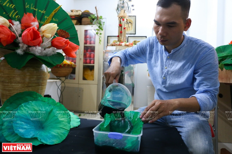 La feuille de lotus est trempée dans un liquide colorant.