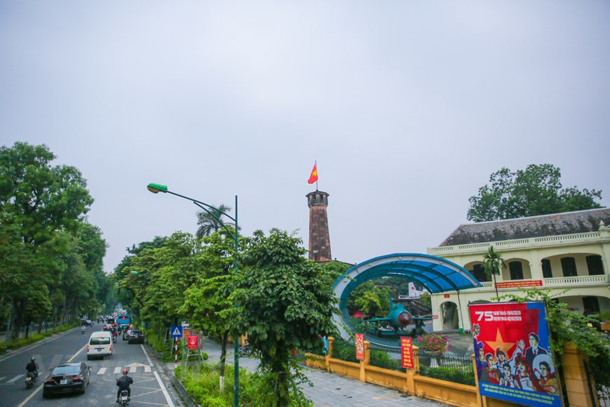 La tour du drapeau de Hanoi est l'un des symboles de fierté de Thang Long-Hanoi à la culture millénaire. À travers les nombreuses vicissitudes de l'histoire, cet ouvrage à l’architecture unique est devenu un témoin historique du passé comme des changements grandioses survenant actuellement dans le pays. Construite en 1812, elle est située aujourd’hui dans la rue Diên Biên Phu de l'arrondissement de Ba Dinh, à proximité de la place éponyme, dans la zone du Musée d’histoire de l'armée. Très jolie tour octogonale bâtie en briques rouges avec de multiples ouvertures blanches, ainsi que 39 rosaces et 6 éventails, elle a été édifiée sur un socle pyramidal à la base carrée possédant 3 niveaux de hauteurs différentes reliées entre eux par des escaliers, extérieurs ou intérieurs, et des portes. Photo: Vietnam+