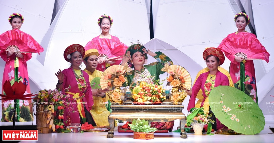 Le styliste Nguyen Duc Hien interprète le chant chau van "Cô đôi thượng ngàn", commençant le défilé de mode de sa collection "Khăn chầu áo ngự". Nguyen Duc Hien a apporté au spectacle 12 créations de costumes de hau dong de sa collection "Khan chau ao ngu". Hau dong, également connu sous le nom de "len dong", est l'un des principaux rituels de la croyance du "Tho Mau Tam Phu" qui a été reconnu par l'UNESCO patrimoine culturel immatériel de l'humanité.