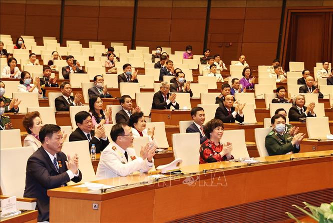 La présidente de l'AN a fait l'éloge des personnes en première ligne dans la lutte contre le COVID-19, des policiers et des soldats qui n'ont ménagé aucun effort pour aider les habitants à surmonter les catastrophes naturelles.