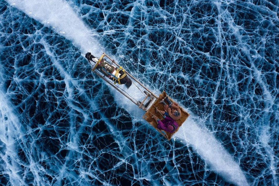 La gagnante dans la catégorie "Homme" est Alessandra Meniconzi avec "Ice Land". Le photographe a déclaré qu'il avait été inspiré par le froid rude de la steppe eurasienne. "Il peut faire aussi froid que moins 30°C en hiver. Cependant, la vie ne s'arrête pas. Les habitants vont de village en village en traîneau, passant les rivières et les lacs gelés", a partagé Meniconzi.