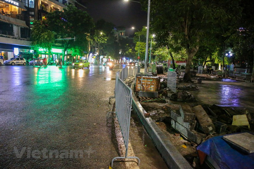 Les entreprises de services, les usines et les chantiers de construction doivent strictement mettre en œuvre des mesures pour assurer la sécurité de leur personnel et empêcher la propagation du coronavirus. A partir de minuit le 19 août 2020, les restaurants, cafés doivent appliquer strictement les réglementations sur l'espacement minimum entre les sièges au moins un mètre. Ils sont encouragés à établir les cloisons entre les sièges. Le personnel des restaurants et cafés doivent obligatoirement porter des masques durant leur temps de travail. La prise de la température corporelle pour les clients, le nettoyage de la surface des objets fréquemment contactés… sont mis en œuvre régulièrement. Photo: Vietnam+