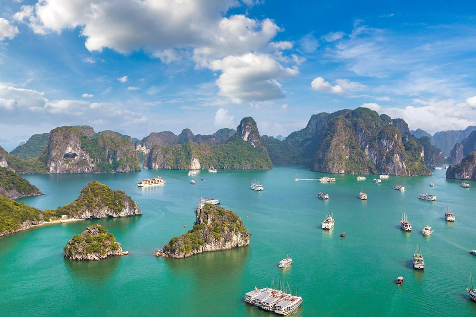 Avec son patrimoine mondial de la baie d'Ha Long, la province de Quang Ninh est classée 18e. L'une des expériences les plus populaires ici est de faire du yacht sur la baie, visiter les grottes de Sung Sot, Thien Cung, le rocher de Trong Mai et l’île de TiTop ... De plus, vous pourrez nager à Bai Chay, vous amuser au parc aquatique, visiter le musée de Quang Ninh. Photo: S-F / Shutterstock.
