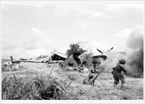Contrôle de l’aéroport de Muong Thanh, le 22 avril 1954. 