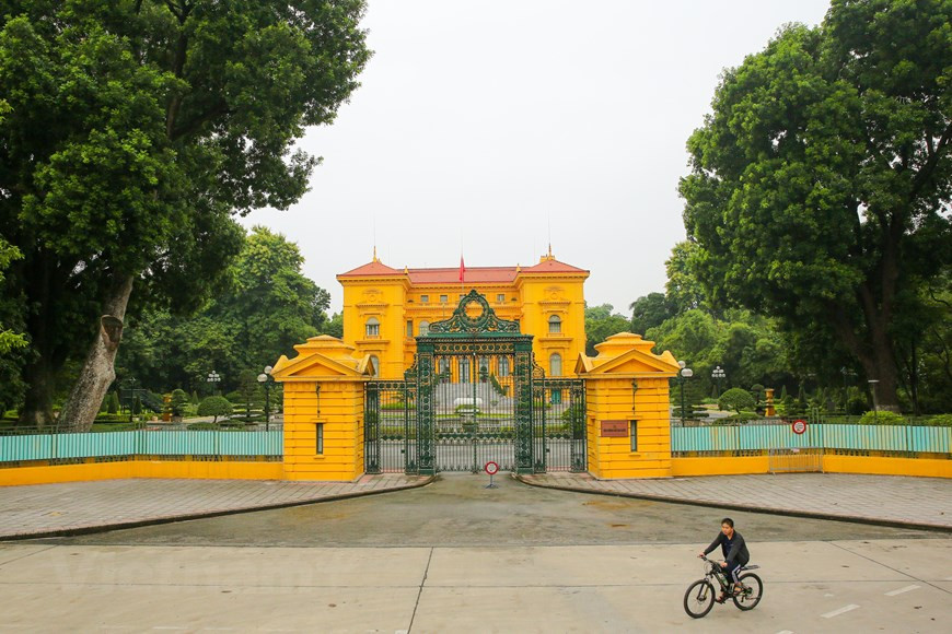 Le palais présidentiel, qui est la résidence du président de la République du Viêt Nam située à Hanoi, est une structure de trois étages avec 30 chambres situées au nord du mausolée Hô Chi Minh. Ce palais a été construit entre 1900 et 1906 par l’architecte français Auguste Henri Vildieu pour servir de résidence officielle au Gouverneur général de l'Indochine française. Le palais hébergeait à un certain nombre de généraux de l'Indochine avant de devenir la résidence officielle du Président du Vietnam. Le président Hô Chi Minh utilisait le bâtiment dans la dernière période de sa vie pour les fonctions officielles du gouvernement et le divertissement des invités. Photo: Vietnam+