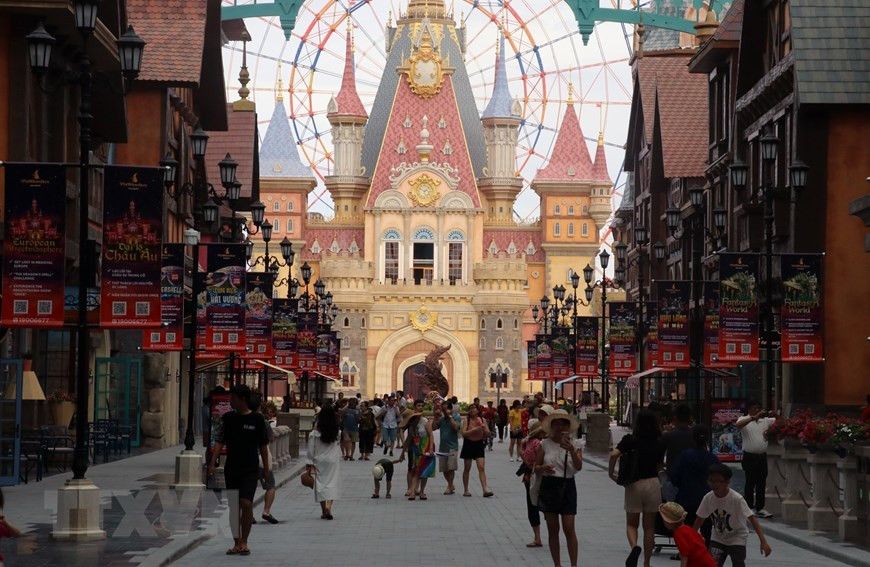Les touristes visitent le plus grand parc thématique du Vietnam à l'île de Phu Quoc, province de Kien Giang.