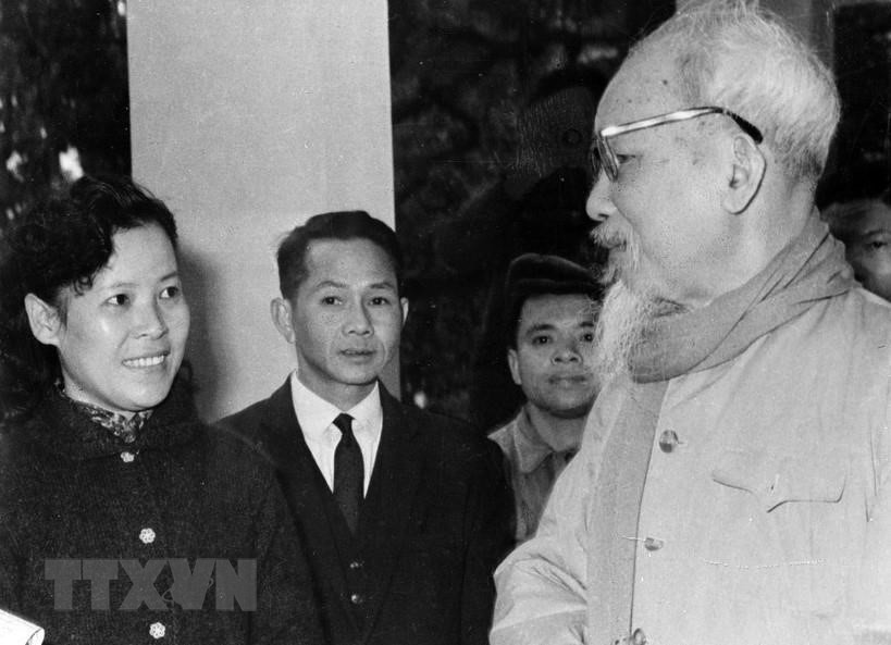 Le président Ho Chi Minh donne des instructions à la journaliste Tue Oanh de la VNA sur la manière d'écrire des nouvelles sur les élections législatives d'avril 1964. Photo: archives