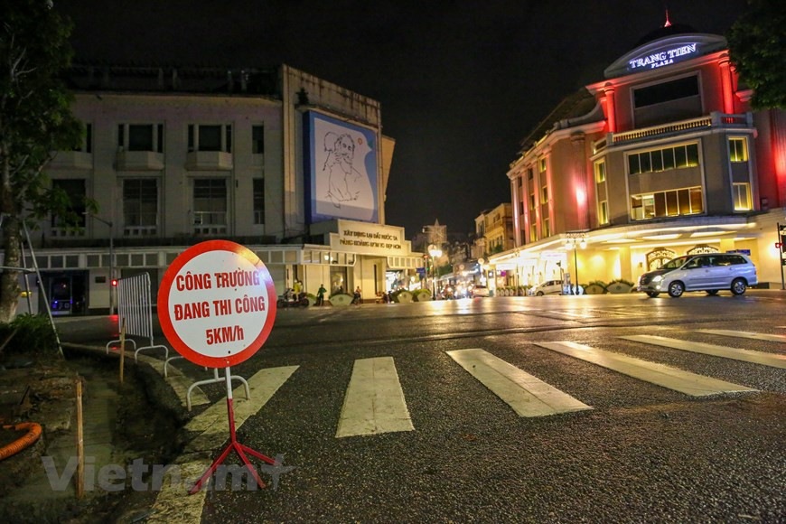 Mais cette année, la situation a changé. Au cours des huit premiers mois de 2020, la capitale n’a accueilli que 6,29 millions de visiteurs, soit une baisse de 67,3% en glissement annuel. Sur ce total, le nombre de visiteurs internationaux n’a atteint que 1,02 million, en baisse de 75,6%. De nombreux voyagistes ont suspendus leurs activités et de nombreux hôtels doivent être fermés. A partir de minuit le 19 août 2020, les restaurants et les cafés doivent appliquer strictement les réglementations sur l’espacement minimum entre les sièges au moins un mètre. Ils sont encouragés à établir les cloisons entre les sièges. Le personnel doit porter des masques, prendre la température corporelle des clients et nettoyer la surface des objets fréquemment. Photo: Vietnam+