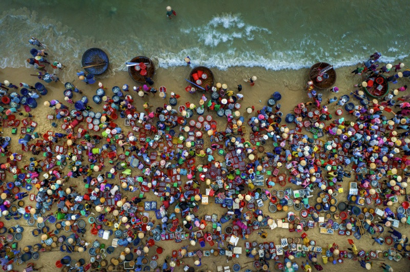"Le marché aux poissons sur la plage de Khanh Phan a également reçu l'attention du jury. L'œuvre montre la vie trépidante des pêcheurs. Les couleurs attrayantes des vendeurs créent un contraste intéressant avec les eaux.