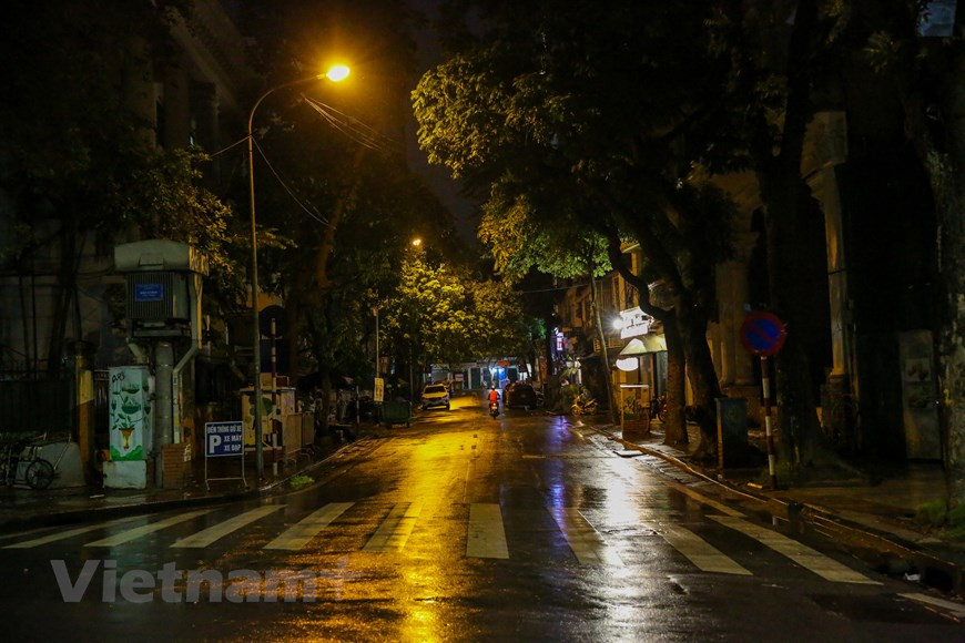 Trois ans plus tard, on a pu observer un changement notable. Le nombre de touristes a considérablement augmenté. En particulier, riche en activités hebdomadaires, l’endroit constitue un espace idéal pour des échanges culturels entre gens venus de quatre coins du monde. L’organisation d’une multitude de programmes artistiques comme danse, prestidigitation, jeux populaires et autres expositions fascinent les touristes vietnamiens comme étrangers. Selon le Comité populaire de l’arrondissement de Hoàn Kiêm, la rue piétonne accueille quotidiennement entre 3.000 et 5.000 personnes. Lors d’occasions spéciales, notamment le Têt ou le 30 avril (anniversaire de la libération du Sud et de la réunification nationale), ce chiffre atteint des sommets. Photo: Vietnam+