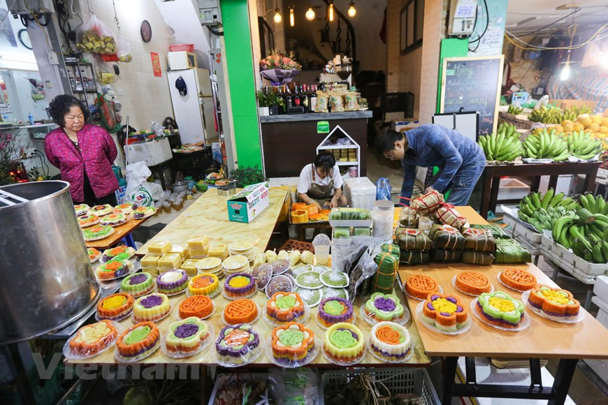 Le marché est petit, mais tout ce qui est nécessaire pour un plateau d'offres de Réveillon du Nouvel An est disponible. Photo: Minh Son/Vietnam+