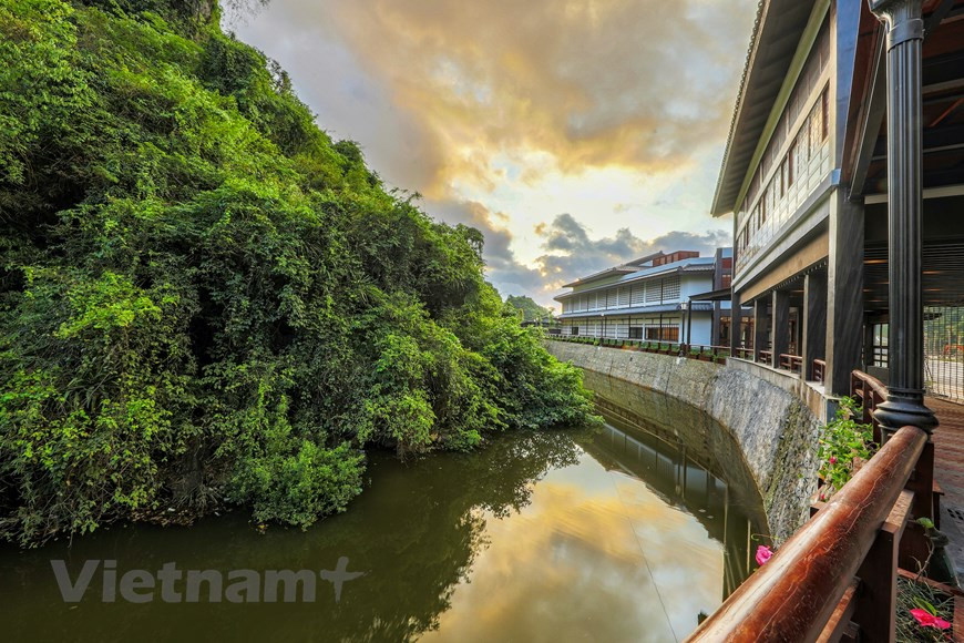 Lors de ses premiers jours d'ouverture, le complexe, en tant que dernier produit du grand développeur Sun Group à Quang Ninh, a montré son attrait par une forte augmentation du nombre de réservations de services. Yoko Onsen Quang Hanh est rapidement devenu célèbre en raison de la qualité de la source chaude de Quang Hanh et de ses excellents bienfaits pour la santé. Le complexe est situé à environ 10 km de la ville d'Halong et à 15 km du centre de Cam Pha à l'ouest. Depuis la période coloniale française, les recherches des experts français ont désigné la source thermale de Quang Hanh comme l'une des sources minérales les plus précieuses au Vietnam. Photo: Vietnam+
