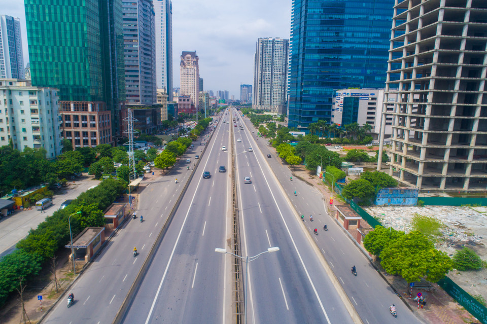 En 2009, la construction de la première phase du tronçon de Mai Dich à Linh Dam-Phap Van de la route périphérique 3 a été achevée et mise en service. La longueur totale de tout l'itinéraire est de 10,2 km. Le point de départ du projet est à partir du Km18 + 850 (carrefour de Mai Dich), le point final du projet est au Km30 + 040 (le point de départ du projet du pont Thanh Tri). Ce tronçon représente un investissement total de 2.201 milliards de dongs. Les périphériques qui sont en cours d'achèvement contribueront à établir une nouvelle physionomie du réseau de communication de la capitale. Les nouvelles lignes urbaines permettent de réduire les embouteillages, notamment celles de Van Cao-lac de l'Ouest, Cat Linh-La Thành, La Thành-Thai Hà-Lang, Kim Ma-Trân Phu, Nui Truc-Son Tây. Photo: Vietnam+