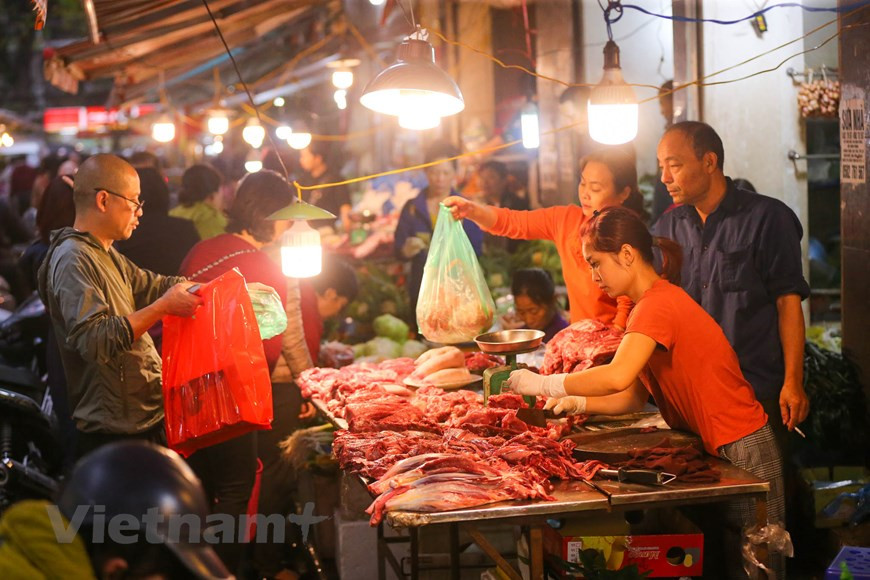 Comme c'est le dernier jour de l'Année, le marché est plus occupé que d'autres jours. Photo: Minh Son/Vietnam+