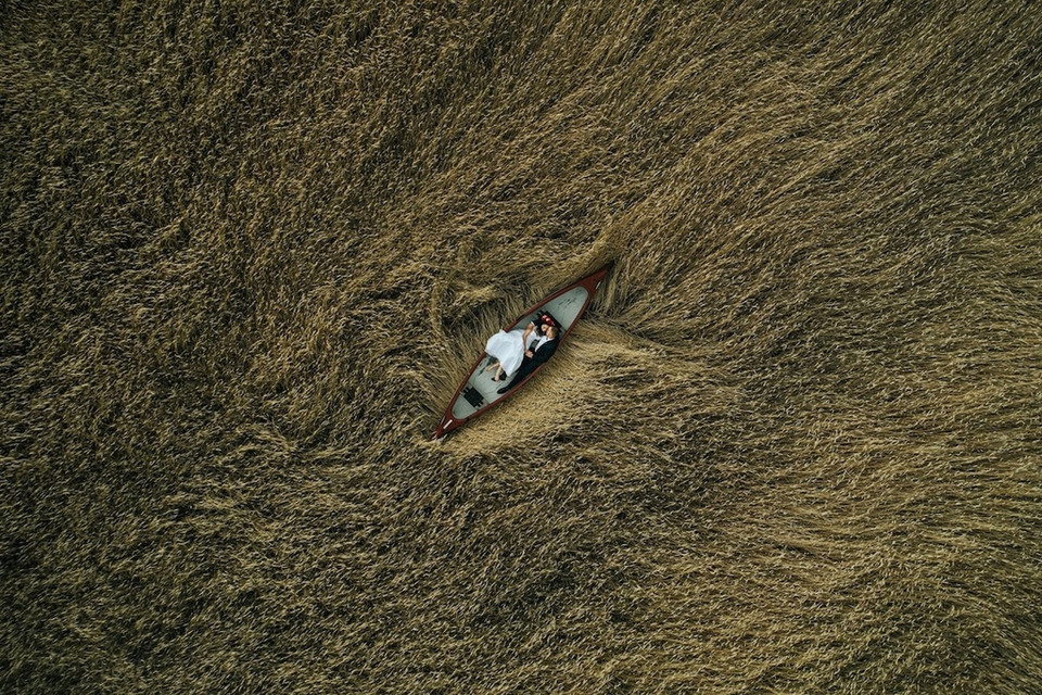 La deuxième place de cette catégorie est revenue à Krzysztof Krawczyk avec "Des amoureux dans la prairie". Sous l’objectif du photographe, la prairie où le couple prend des photos de mariage est aussi belle que l'eau avec les vagues.