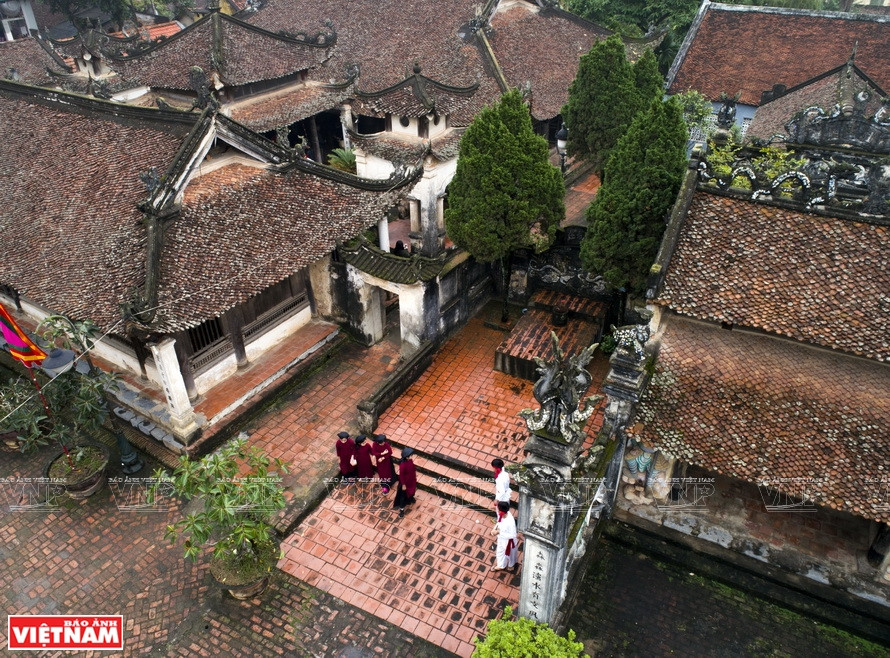 La maison communale Hung Lo est digne de recevoir les spectacles de xoan sur la terre des rois fondateurs Hung