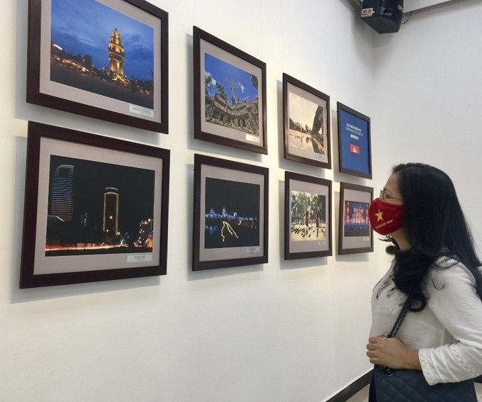 L'événement présente 200 photos qui ont été sélectionnées parmi plus de 10.000 clichés de 1.248 photographes des dix États membres de l'ASEAN. Photo: CPV/VNA