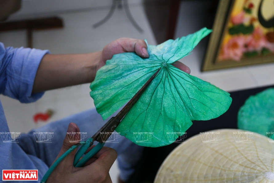 Couper une feuille pour décorer un chapeau conique.