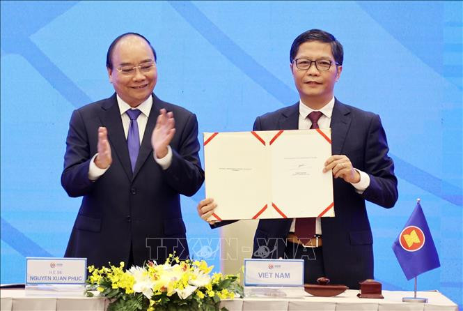 Le Premier ministre Nguyen Xuan Phuc (gauche), le ministre de l'Industrie et du Commerce Tran Tuan Anh lors de la cérémonie. L'accord aidera à établir des marchés d'exportation stables et à long terme pour le Vietnam et d'autres pays de l'ASEAN.