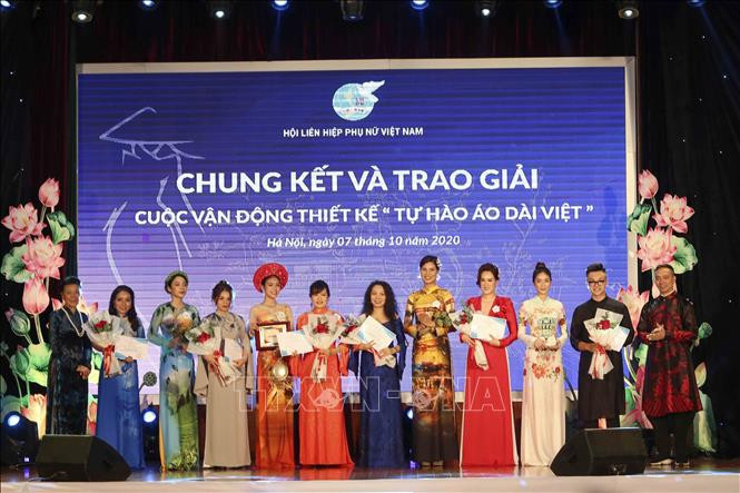 Les candidats reçoivent les prix supplémentaires lors de la cérémonie.