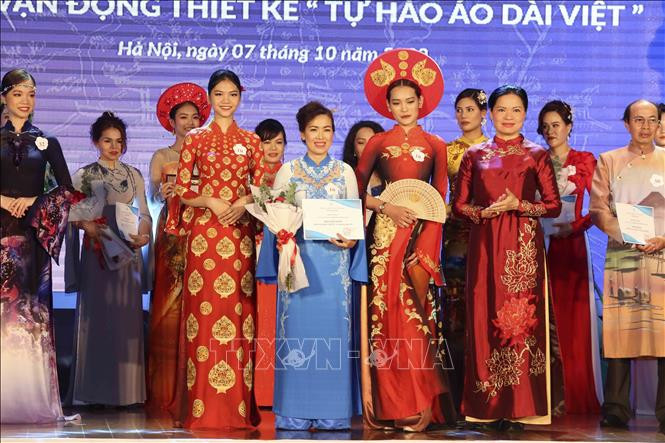 La candidate Le Thi Thuy a remporté le premier prix avec sa collection intitulée "La cité impériale de Thang Long" 