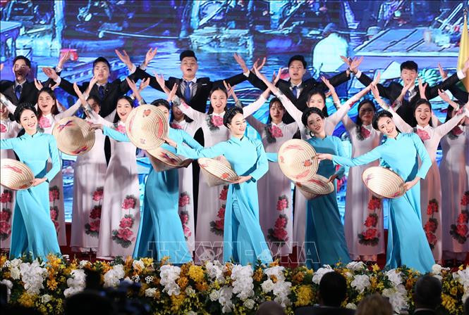 De nombreux artistes participent aux numéros artistiques fêtant le 37e Sommet de l'ASEAN.