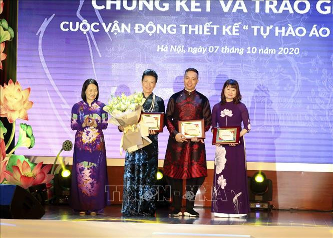 Les membres du jury reçoivent des cadeaux de souvenirs.