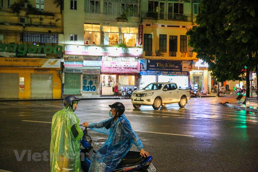 Le comité municipal du Parti a également demandé au Comité de pilotage municipal de la prévention et de la lutte contre le COVID-19 d’intensifier la communication pour améliorer la conscience des populations locales ainsi que de leur fournir à temps des informations exactes sur les évolutions de l’épidémie. Il a demandé d’achever avant le 20 août le dépistage du coronavirus chez les personnes de retour de Da Nang du 15 au 29 juillet. En cas de découverte de cas positifs, les organes compétents doivent tracer rapidement leurs contacts, notamment les F1 – ceux ayant été directement en contact avec une personne contaminée par le nouveau coronavirus, et les F2 – en contact direct avec un F1. Photo: Vietnam+