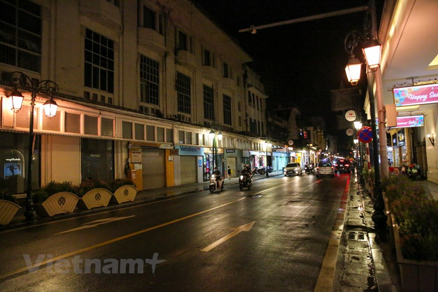 Hormis les activités culturelles, les rues piétonnes ont témoigné également du lancement de plusieurs programmes significatifs en faveur de l’environnement, notamment de lutte contre les déchets plastiques, ou encore contre le tabac. Trois ans après sa création, ce quartier piétonnier a su récolter des résultats efficaces dans la préservation et la promotion des valeurs culturelles du pays. Il a également permis de dynamiser le tourisme dans l’arrondissement de Hoàn Kiêm mais également dans la ville toute entière. Au même moment les années précédentes, Hanoï commençait à entrer dans la haute saison touristique, avec une augmentation spectaculaire du nombre de touristes nationaux et étrangers. Photo: Vietnam+