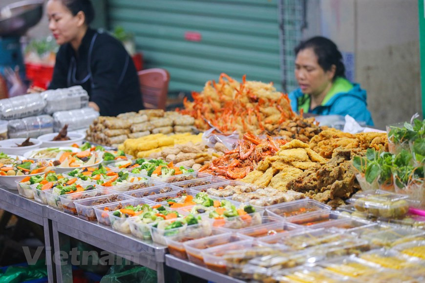 Pour les gens occupés, il faut seulement se promener dans le marché de Hang Be pour avoir un plateau de plats et un plateau aux cinq fruits. Photo: Minh Son/Vietnam+
