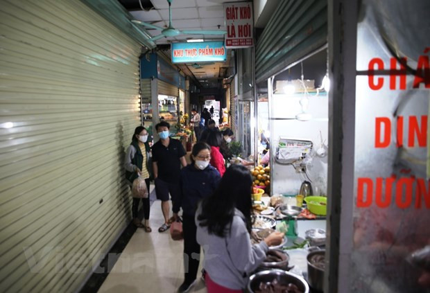 Dans certains marchés, les activités d'achat et de vente sont toujours en cours, mais les vendeurs et les acheteurs portent des masques. Le taux de croissance de l'industrie n'a atteint que 5,28%, le plus bas de ces 6 dernières années, en raison de nombreuses difficultés et défis dans l'approvisionnement en matières premières et en pièces détachées; du manque de ressources humaines; des difficultés financières, des marchés de consommation. La croissance de tous les secteurs a été inférieure à celle de la même période, en particulier dans l'industrie minière qui a connu un recul de 3,18%. Le taux de croissance agricole n'était que de 0,08%, le plus bas de ces 4 dernières années. Photo : Hung Vo/Vietnam+