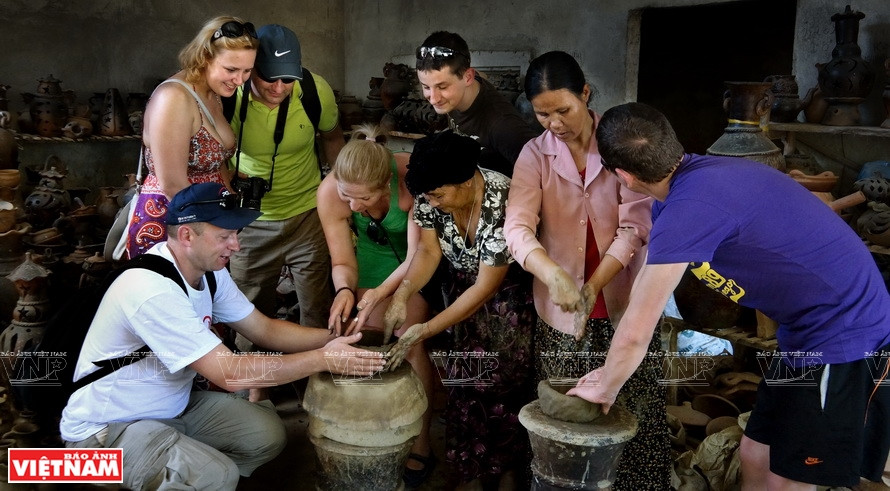 Un touriste apprend à modeler des poteries au village de Bau Truc. Photo: archives