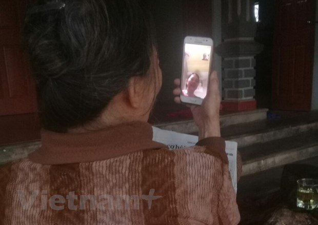 Mme Pham Thi Loan, résidant dans le hameau de Do Son, commune de Bai Son, district de Do Luong, province de Nghe An téléphone à une amie pour partager la situation de lutte contre le COVID-19. Le Premier ministre a déclaré que la distanciation sociale est une situation juridique qui n'est pas illégale pour protéger la santé et la vie des habitants. Le but est de limiter au maximum les interactions humaines dans la société telles que maintenir la distanciation sociale pour faire face à l'épidémie et aux situations dangereuses d'épidémie; garder la distance entre les gens. "Ne pas interdire la circulation, ne pas bloquer la société et minimiser la circulation", a déclaré le Premier ministre. Photo: collaborateur/Vietnam+