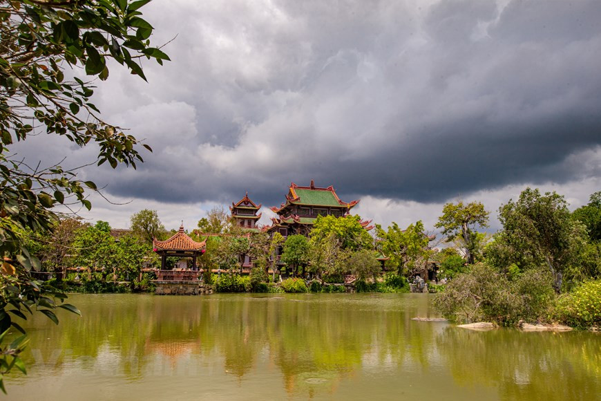 La pagode Thien Hung se trouve dans la commune d'An Nhon, à 23 km de la ville de Quy Nhon, province de Binh Dinh.