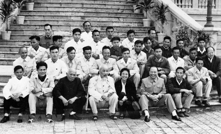 Le président Ho Chi Minh, le vice-président Ton Duc Thang et le camarade Truong Chinh avec un groupe de journalistes au service du 3e Congrès du Parti en 1960.